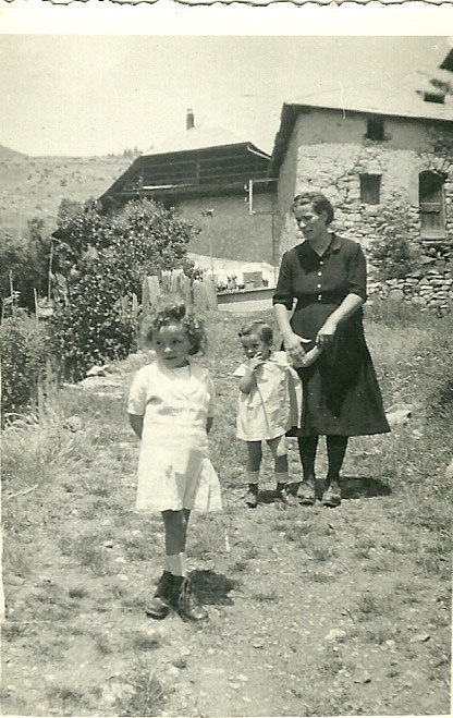 1943 Leonie Argence avec Monique et Maryse