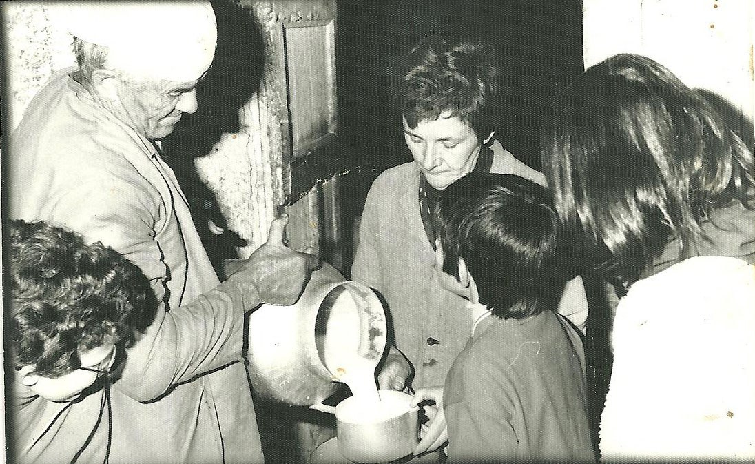 Fevrier 1978 Roger et Jeannette Brun donnant le lait à Hélène et Paul Ninville surveillés par Hélène Collomb