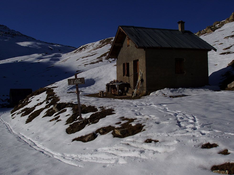Les deux anciennes cabanes de l’Alp utilisées par Pascal durant 15 ans.