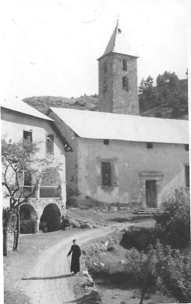 Réotier 1943. L’abbé Clerc devant la Cure et l’Eglise St Michel bien mal en point