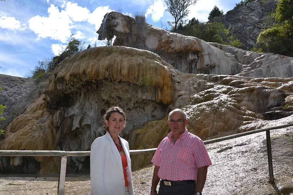 8 août 2014. Avec Isabelle Sandrané, sous préfète, à la Fontaine Pétrifiante, valeur sûre à travers les âges du patrimoine naturel de Réotier.
