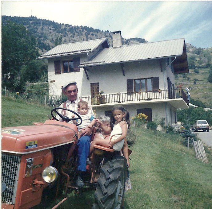 1985. Mélanie et Stéphanie avec le grand père Marcel et Marie Jeanne devant la maison de Pré Toscan.