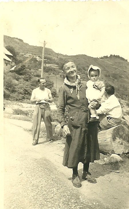 Printemps 1958 : le petit Marcel dans les bras de sa grand mère Clémence
