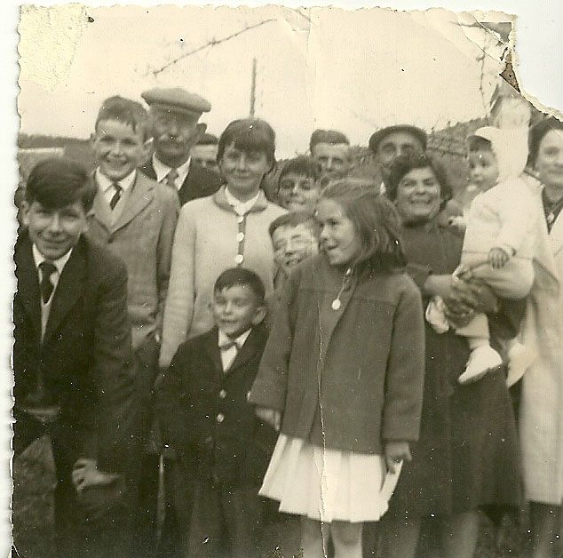 21 avril 1964 la famille réunie à ND du Laus pour la communion solennelle de Jacques